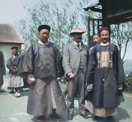 1901年，慈禧为了取悦洋人命令军机处大臣赵舒翘自杀，上午八点，赵舒翘接连吃了