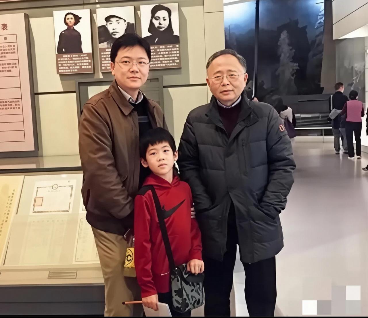 2021年，江竹筠（江姐）烈士的独子彭云，带着儿子彭壮壮、孙子彭然来到红岩革命纪