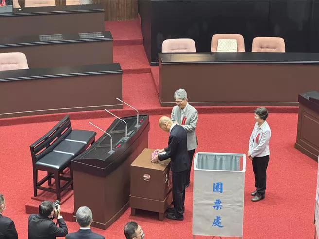 台当局通讯传播委员会（NCC）设置7名委员，去年7月31日包含原NCC主委陈耀祥