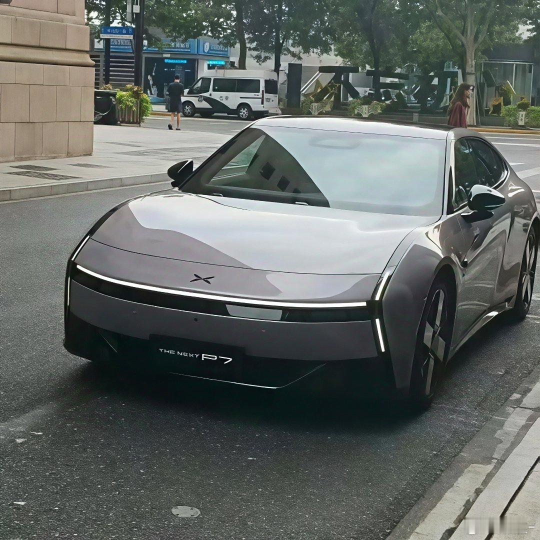 小鹏p7街拍前脸照，和上次曝出的车尾照放一块，感觉挺不错[滑稽笑]小鹏p7​​​