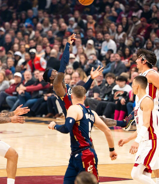 骑士最大的隐患就是替补小黑这个点了哈登和米切尔轮流带吧，替补没有合格的第六人