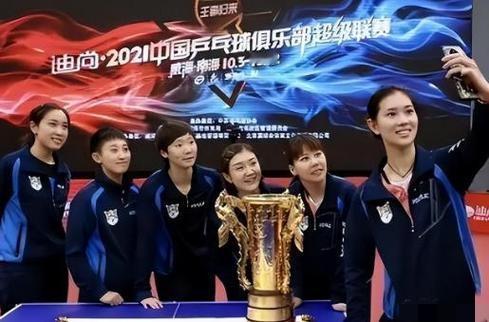 女乒六美合照：王添艺神清骨秀，玉指如葱，面若桃花；钱天一修项秀颈，清眸流盼，笑若