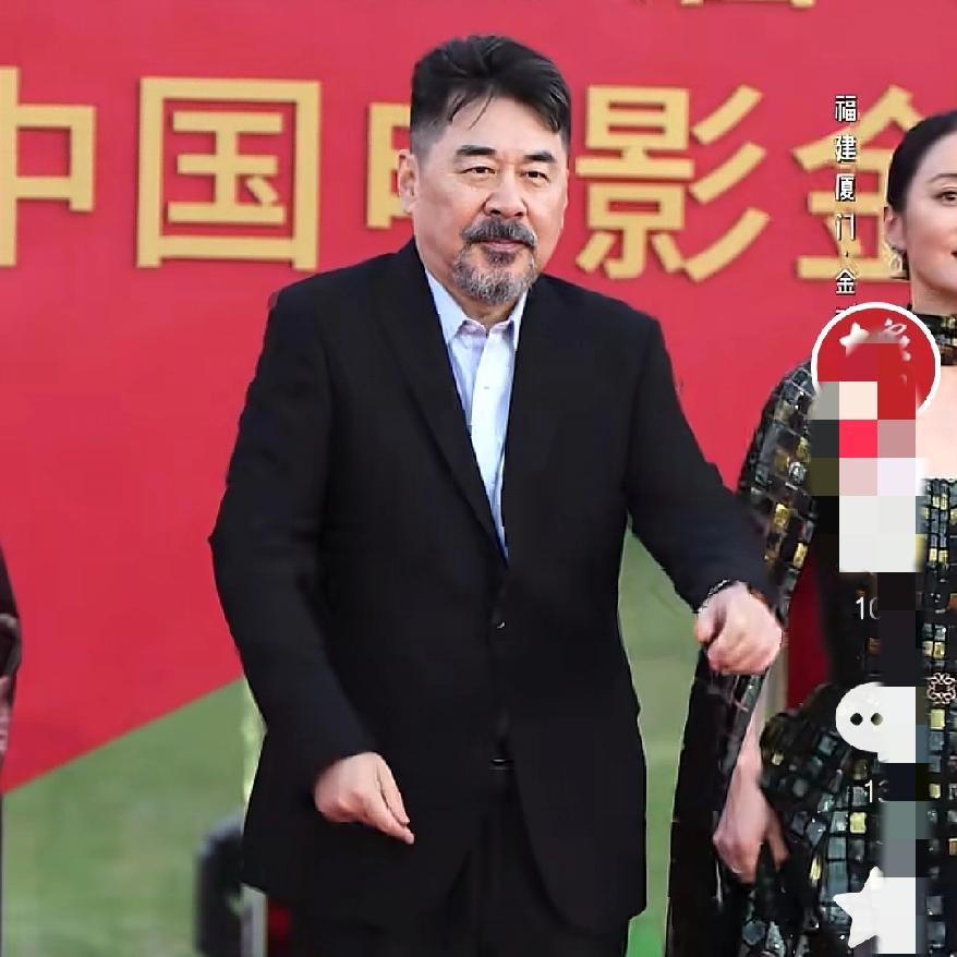 真搞不懂都上了年纪清清爽爽的不好吗？都胡子拉碴的，看着都难受。