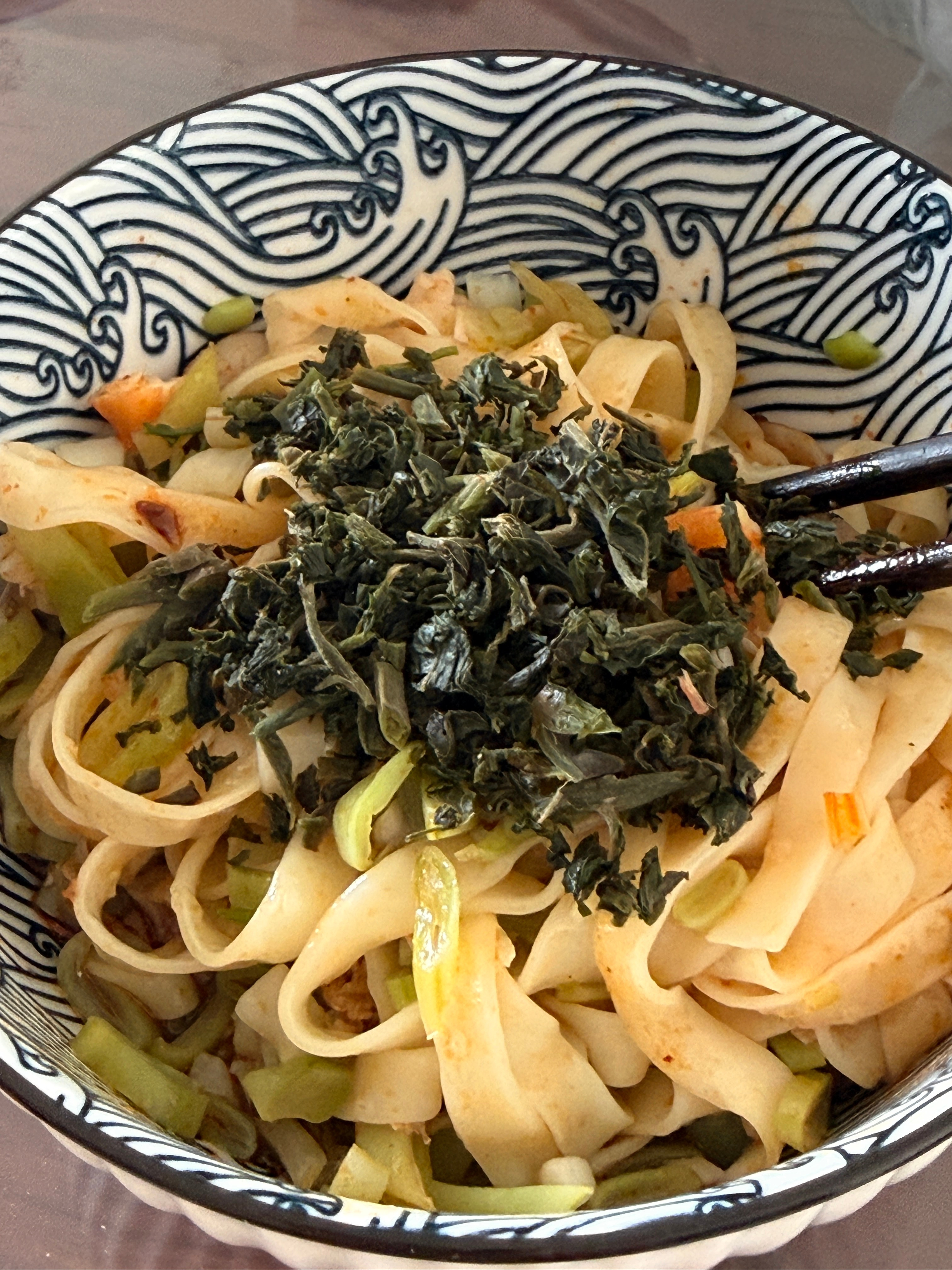 朴素的一餐现在一天两顿饭了，起床吃我爸做的芸豆海米面，再加点辣椒油和剁碎的香椿