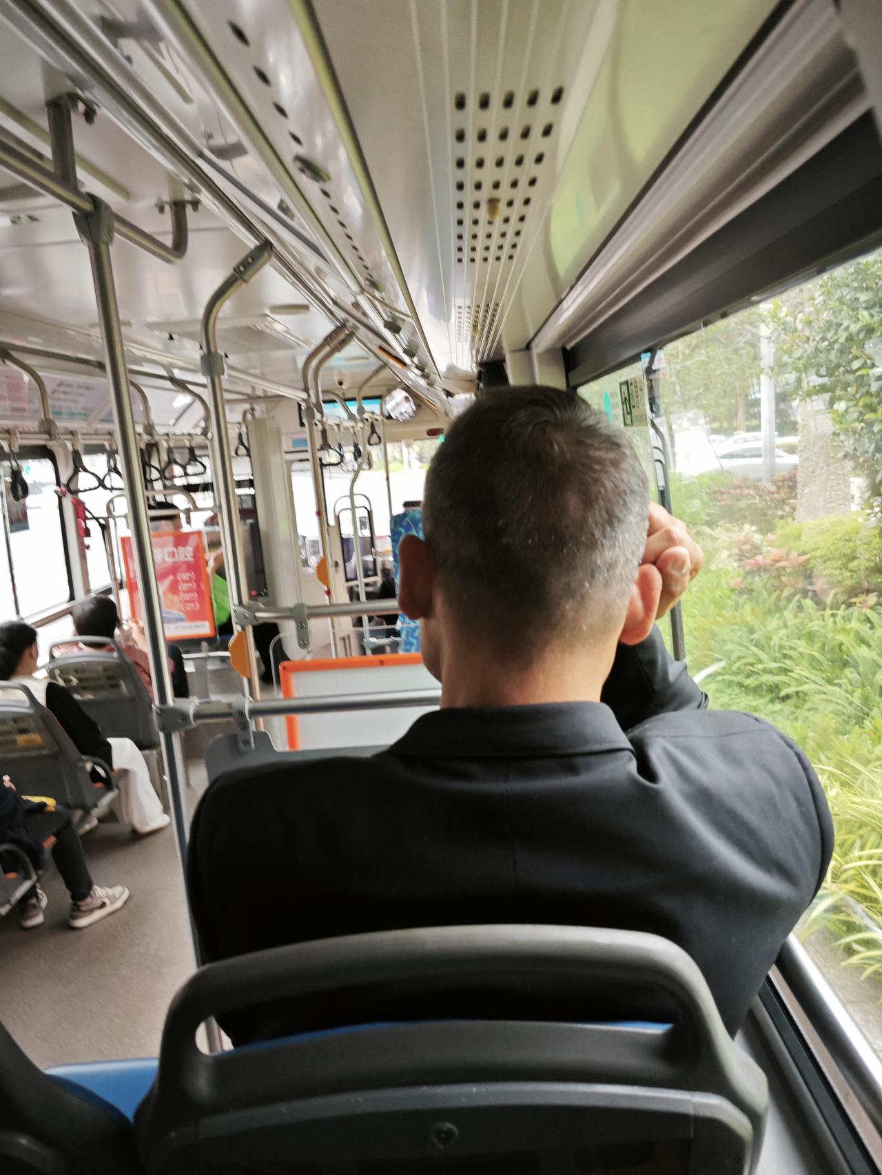 在公交车上大声接听电话，总会有点令人反感。但这样的声音，不但没有引起我的反感，还