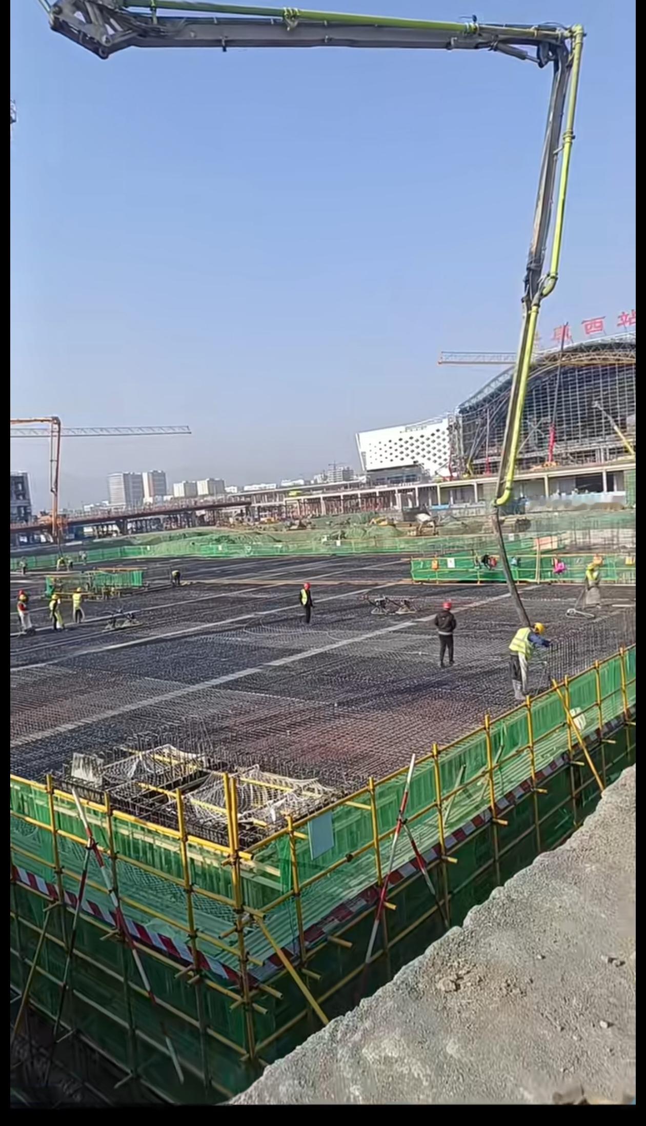 安康西站站前广场的工程不比站房工程小啊！这么大的场地密密麻麻铺满了一层钢筋，下面