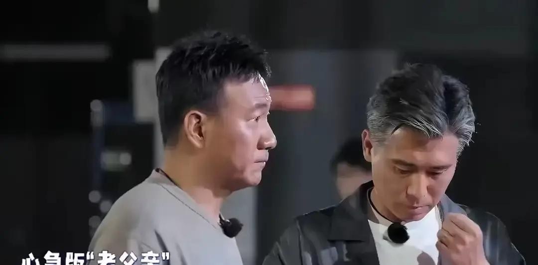 胡军一把薅住李乃文的胳膊，压低嗓门急赤白脸地说：“你别去问人家女孩啊，这种事人家怎么好意思开这个口”