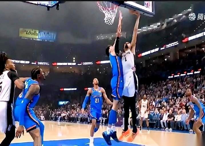 雷霆对马刺的开场哨刚响，未来十年的剧本，可能就被一个球写完了。切特，一个两米一