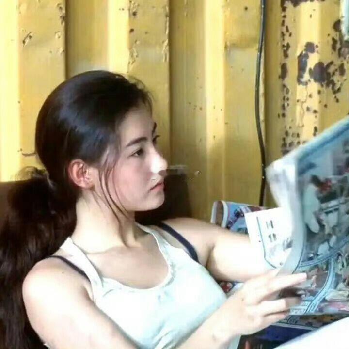 张柏芝开灯瞬间惊艳张柏芝：刚起床，素颜，开灯。我：刚起床，素颜，开灯——照镜