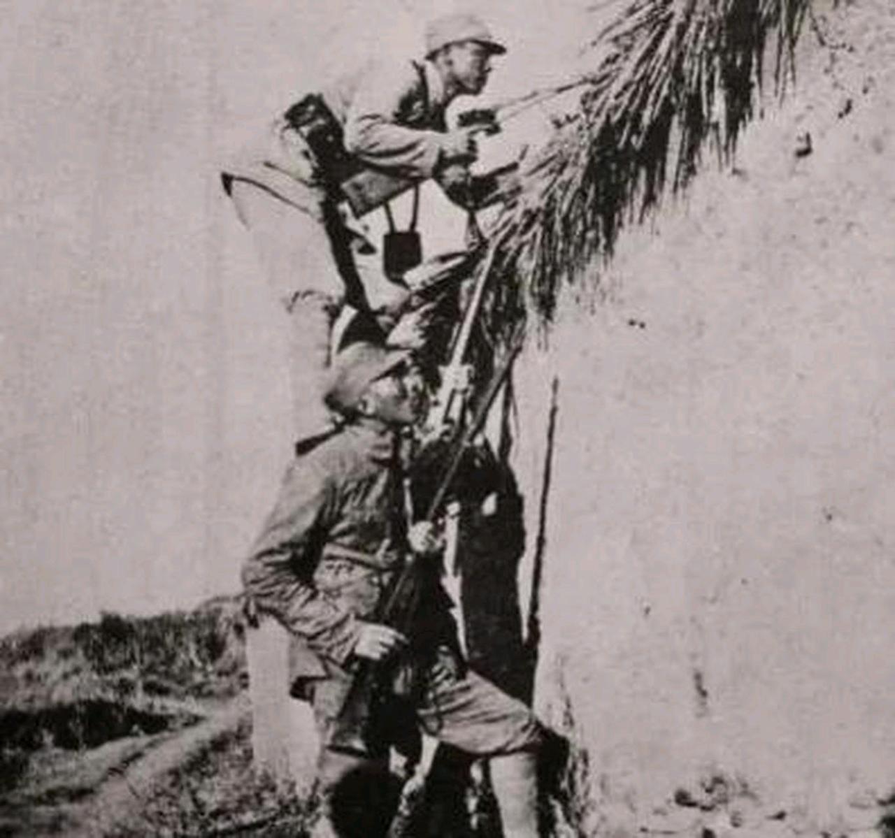 1942年，新四军26团被日军包围，眼看突围无望，团长决定与日军同归于尽，这时，