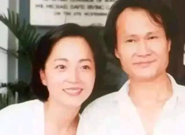 1997年，林正英去世，留下1000万遗产给苑琼丹。苑琼丹当场发誓：“我这辈子都