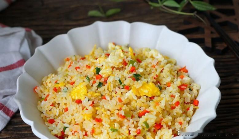 《“家常菜”变“夺命饭”！蛋炒饭这样吃会要命，医生紧急提醒》一碗家常蛋炒饭，