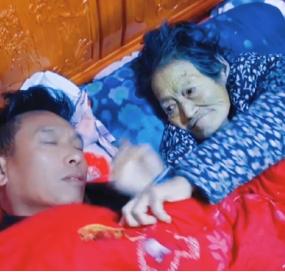 泪目了！2023年，男子伺候病危的母亲，由于太疲倦睡着了，醒来时，发现母亲已经走