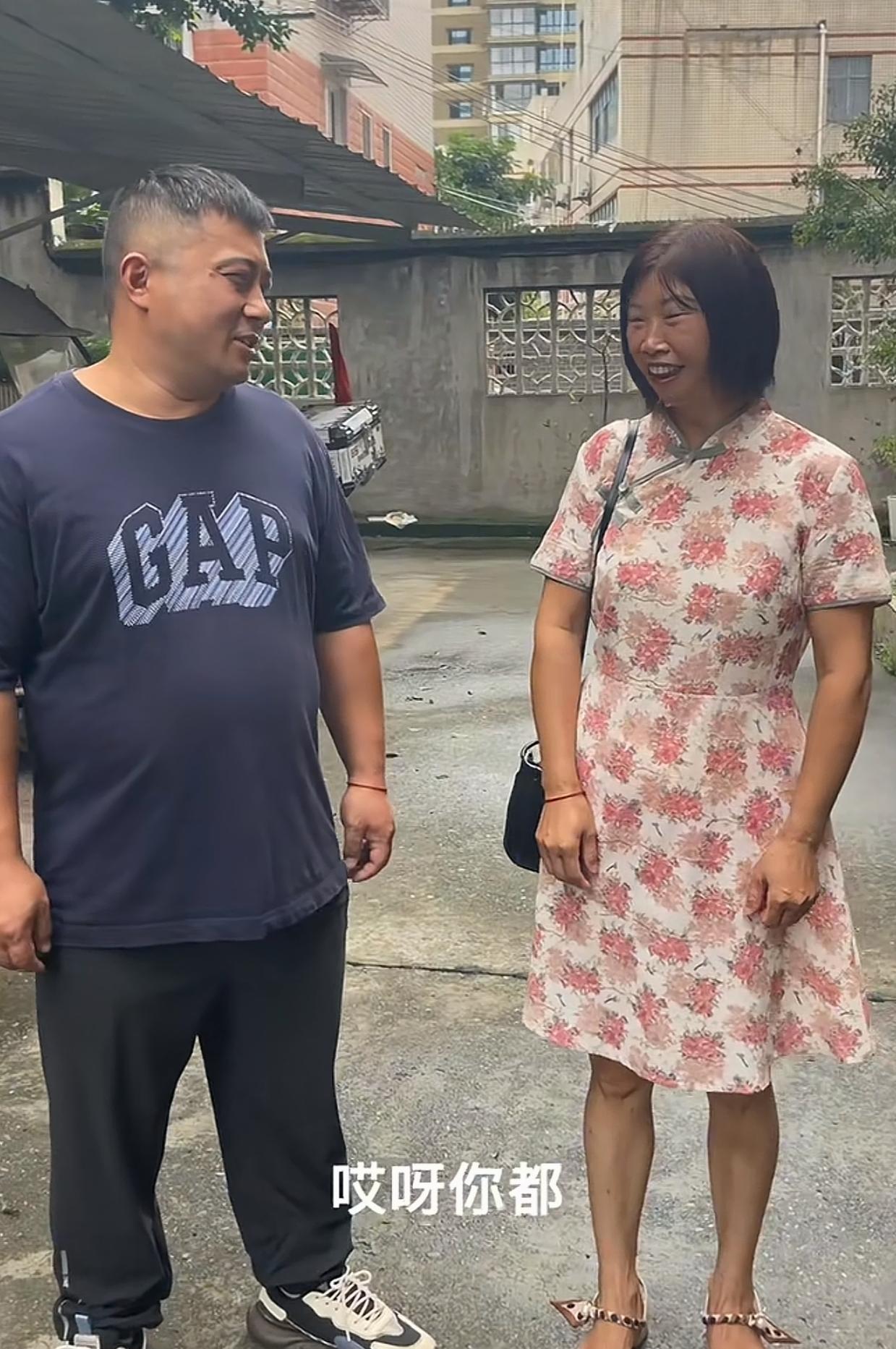 这大姐又搞什么幺蛾子，居然让勇哥陪她拍婚纱照。勇哥一万个不愿意，都这么大岁数了，