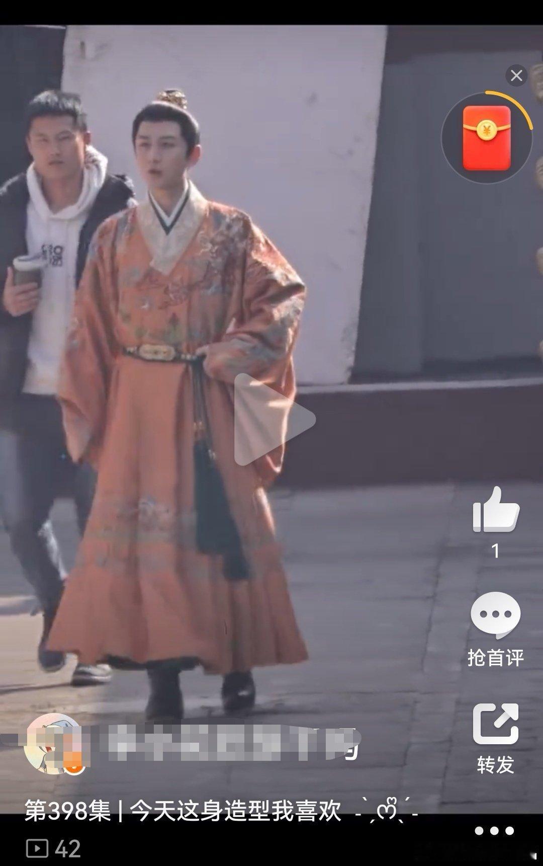 看起来心情确实很好，笑容满面呢壮汉泼油漆没影响他的心情呢