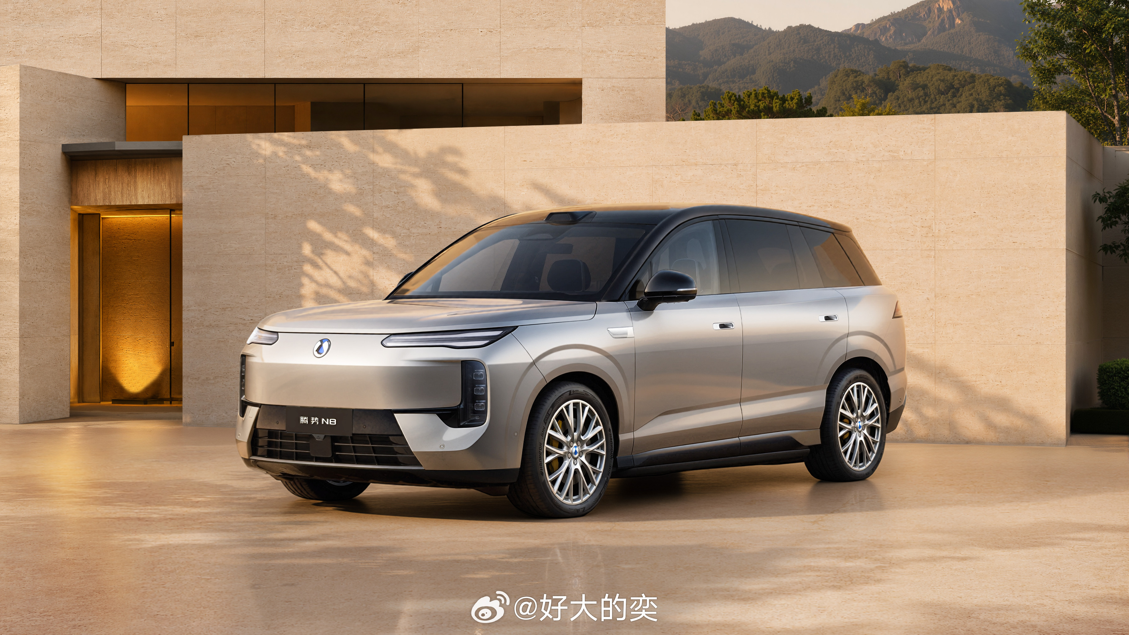 据说这是大五座版本腾势N8的全新内饰…你很难想象这是迪子设计出来的，尤其是图二悬