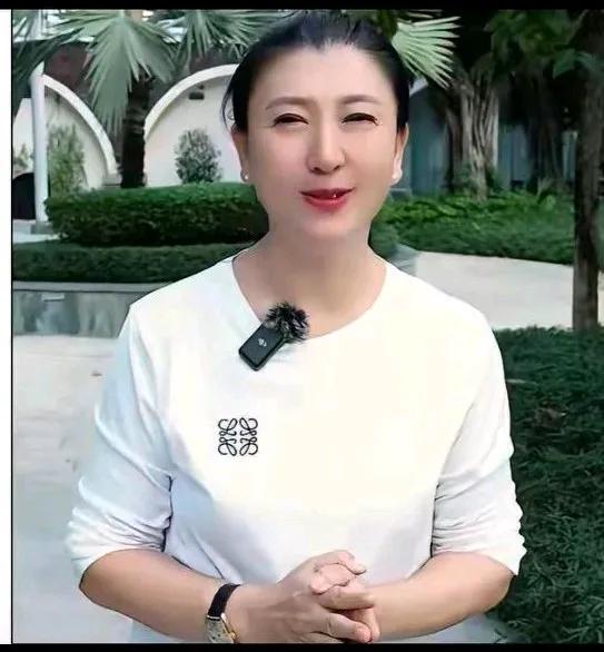 学晶老师手腕上的手表7万多，是名牌欧米茄，大家也不要酸人家是凭本事挣的钱，想咋花