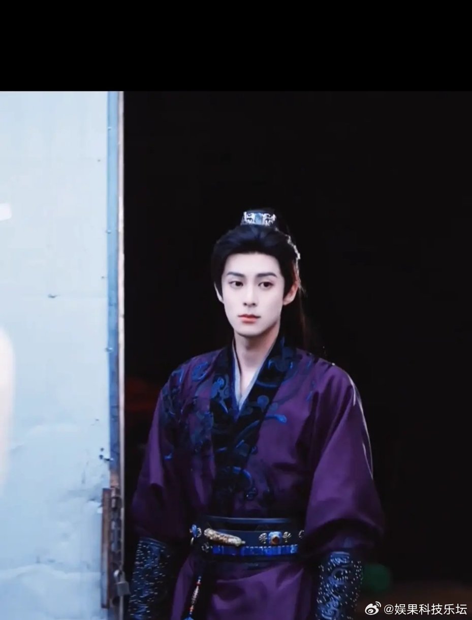 这装修得有点过份了吧！要不是看他的嘴有点歪，我真的没看出来是王鹤棣