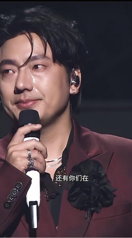 🌛2013年，21岁海来阿木，为救刚出生的女儿背负外债，谁料，女儿不幸离世