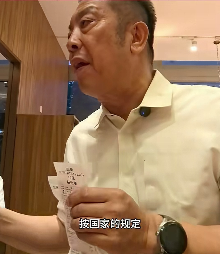 聪明反被聪明误。西贝老板学麻六记张兰全面邀请记者开播，探访后厨。以为明厨亮灶