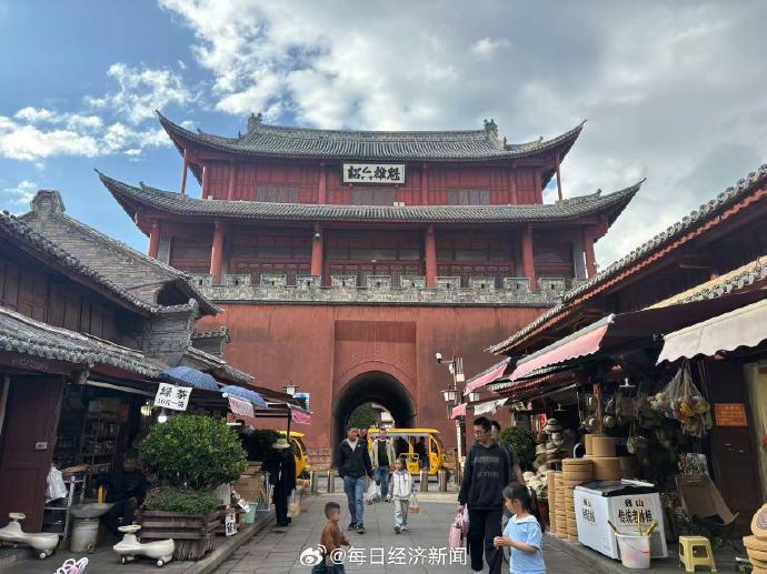 大理古城民宿价格战白热化，正值暑期旅游旺季，部分基础房型竟跌至50元一晚还含早餐