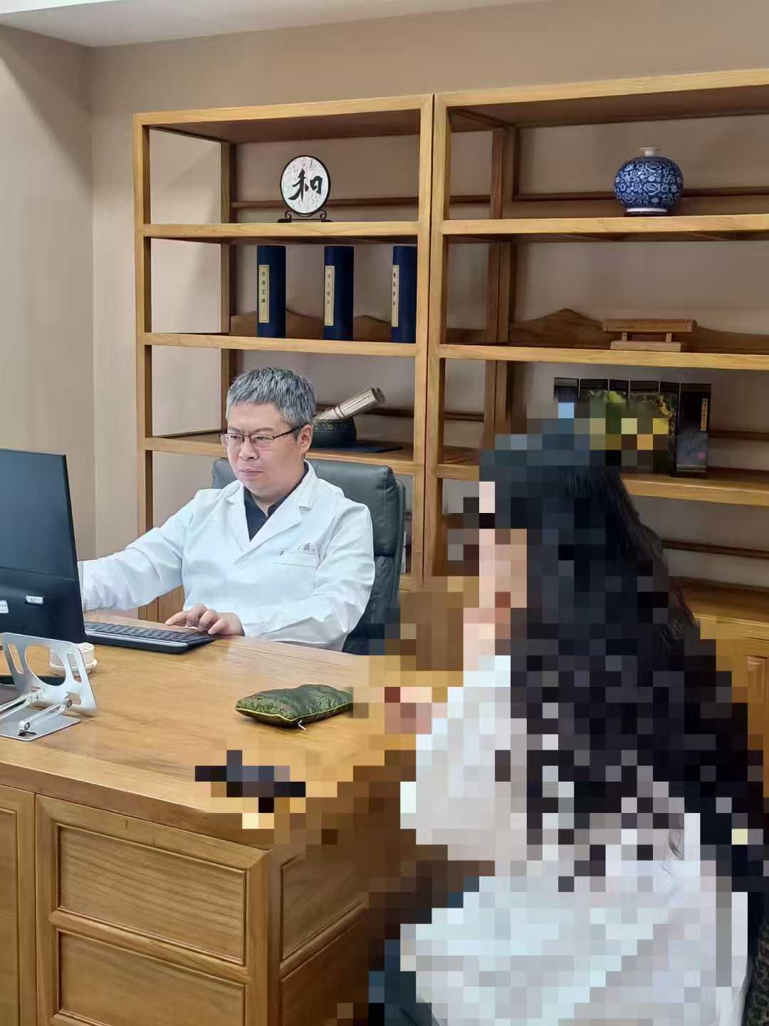 近期患者黄女士来复诊,此前黄女士因为痛经、月经伴血块、饭后频繁打嗝及睡眠质量不佳