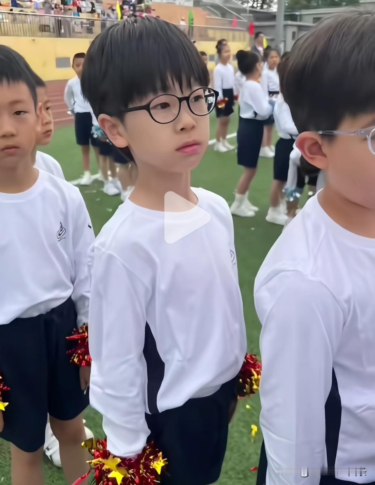 梁靖崑两父子是要成校园里的景点啦，凉皮学校搞活动，梁靖崑