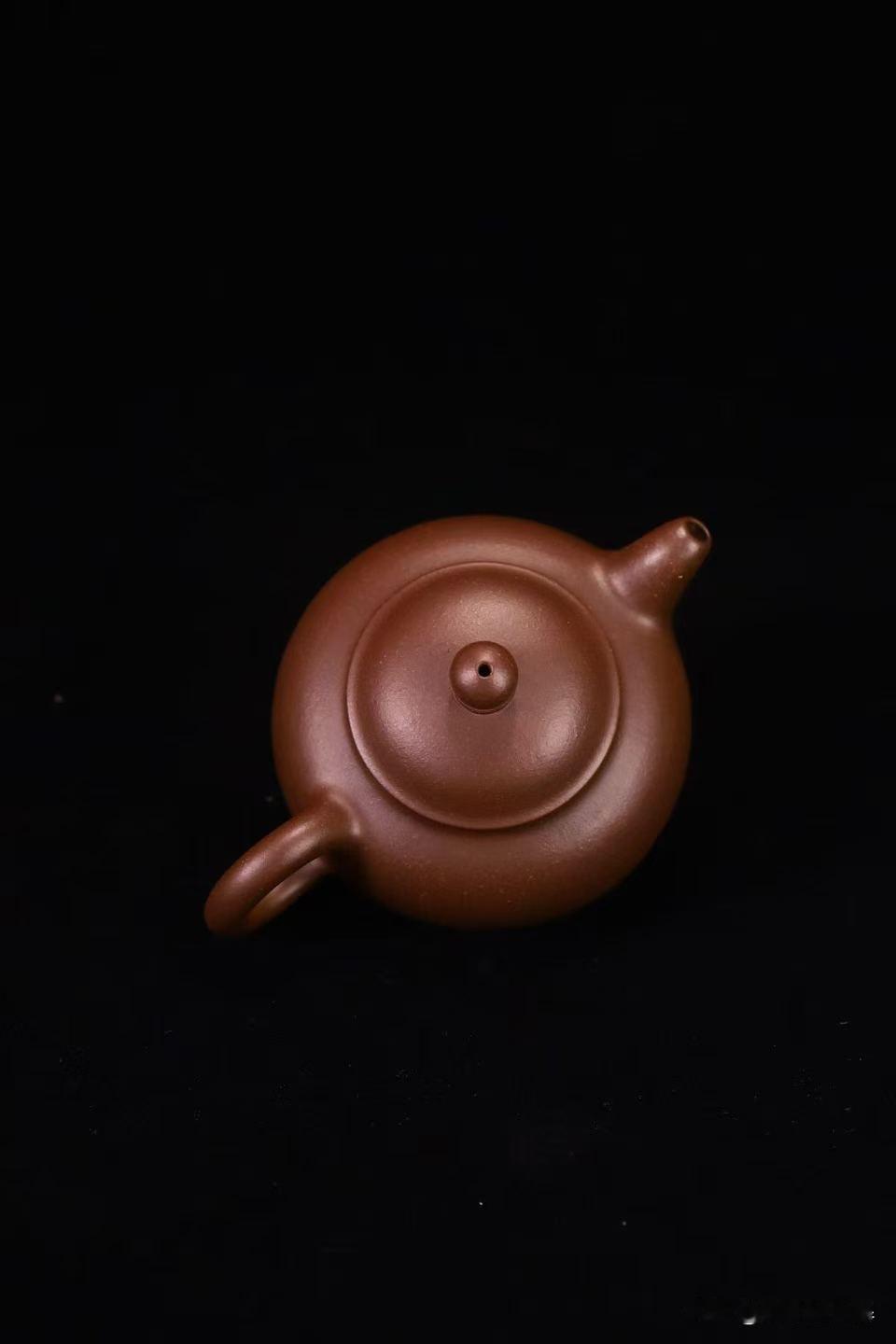 庖丁的刀，紫砂的泥庖丁给梁惠王宰牛。刀进牛身，不是硬砍，是顺着骨缝走。手触、肩