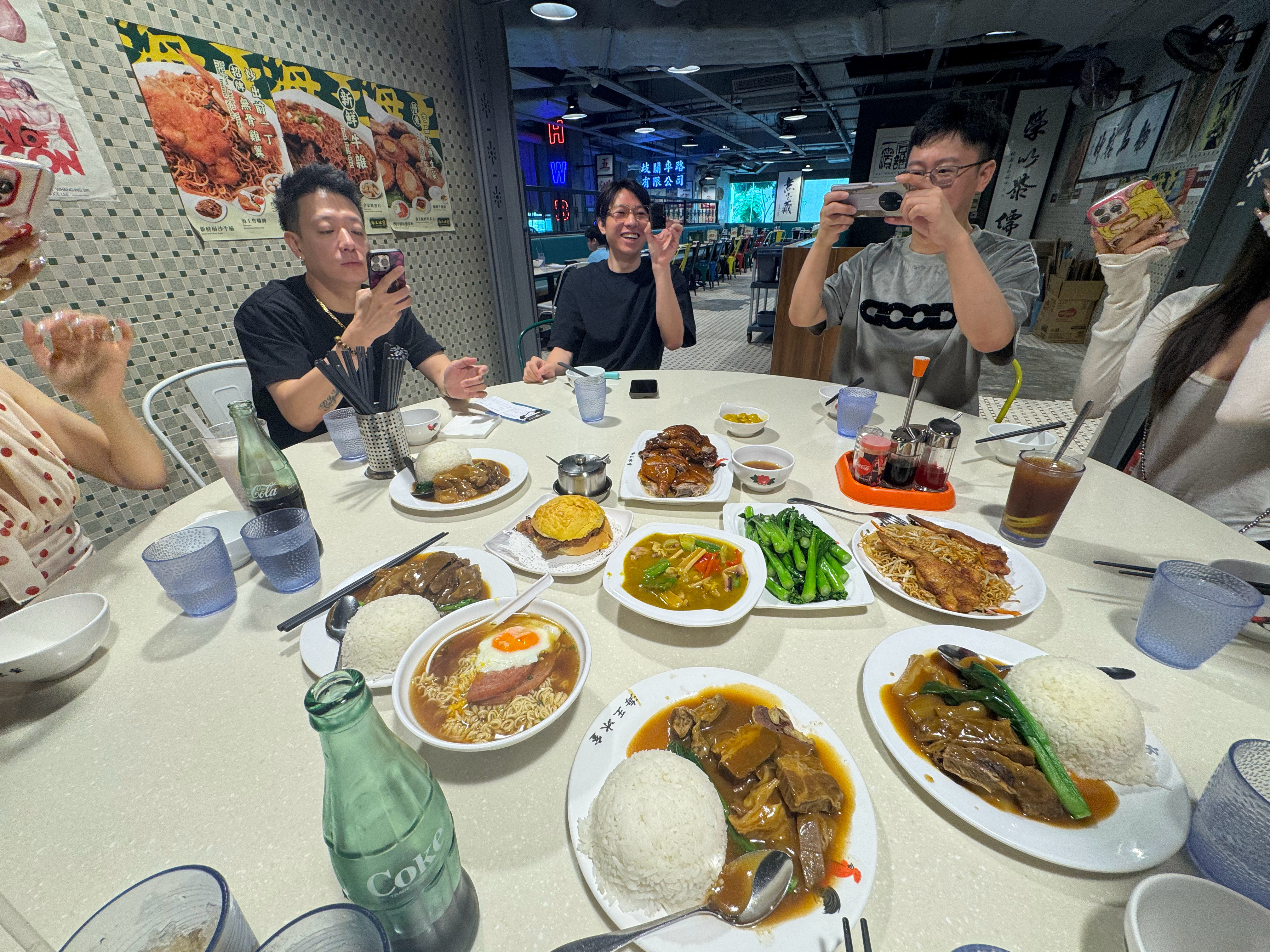 据说是澳门非常无敌好吃的冰室。上菜之后举手机比我下筷子的速度还快。​​​