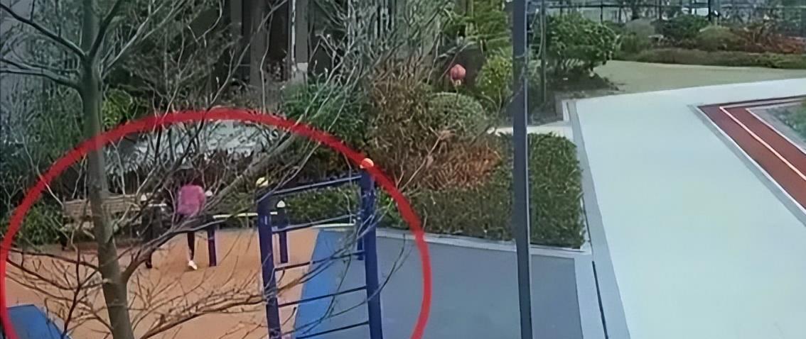 白嫖无下限！广东东莞，一保姆带娃外出取快递，之后留三个孩子在小区玩耍，她自己则在