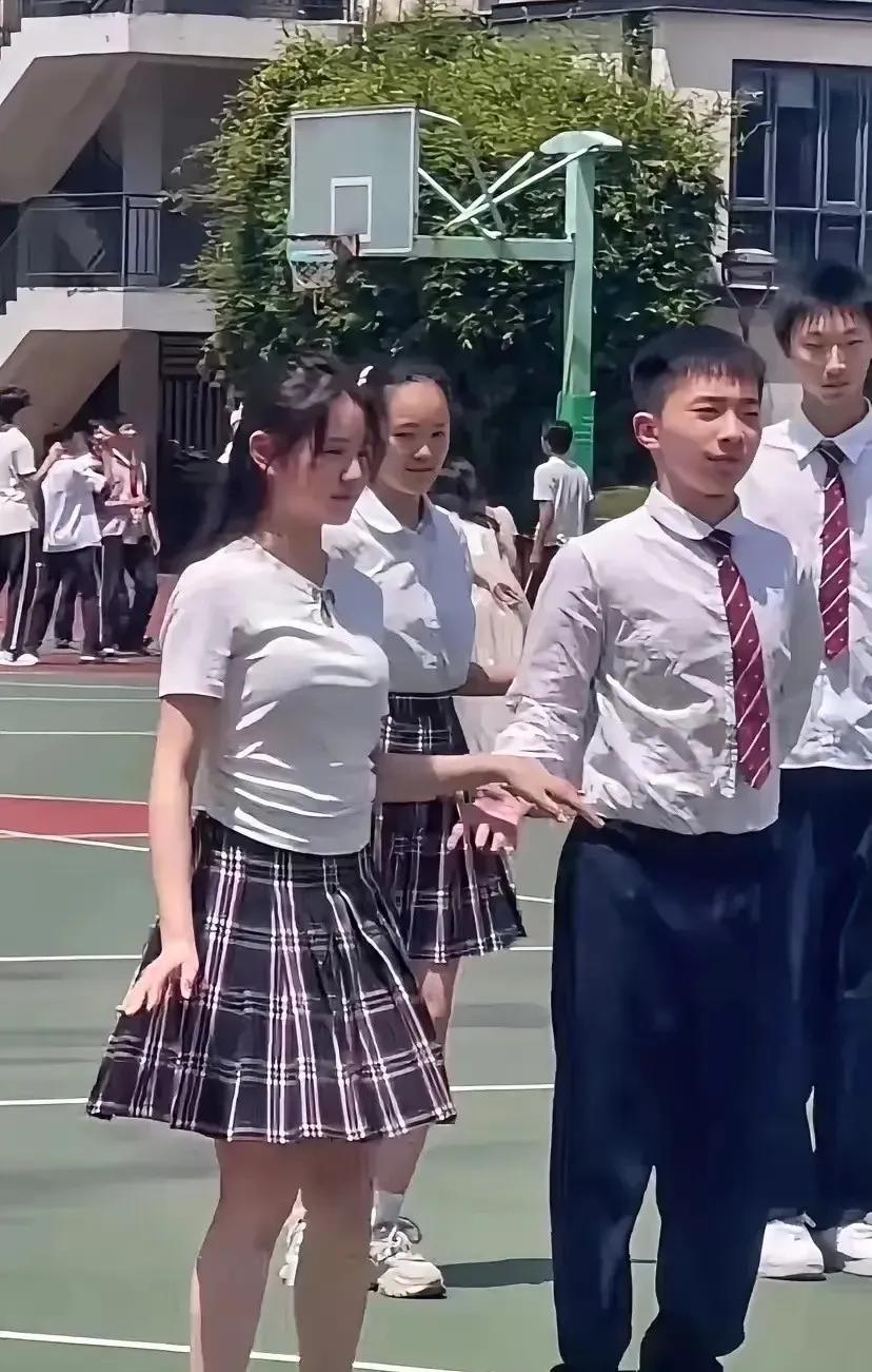 这学校的校服太性感了，学生穿不太合适。现在的女生都成熟得早，穿这样的校服，身材都