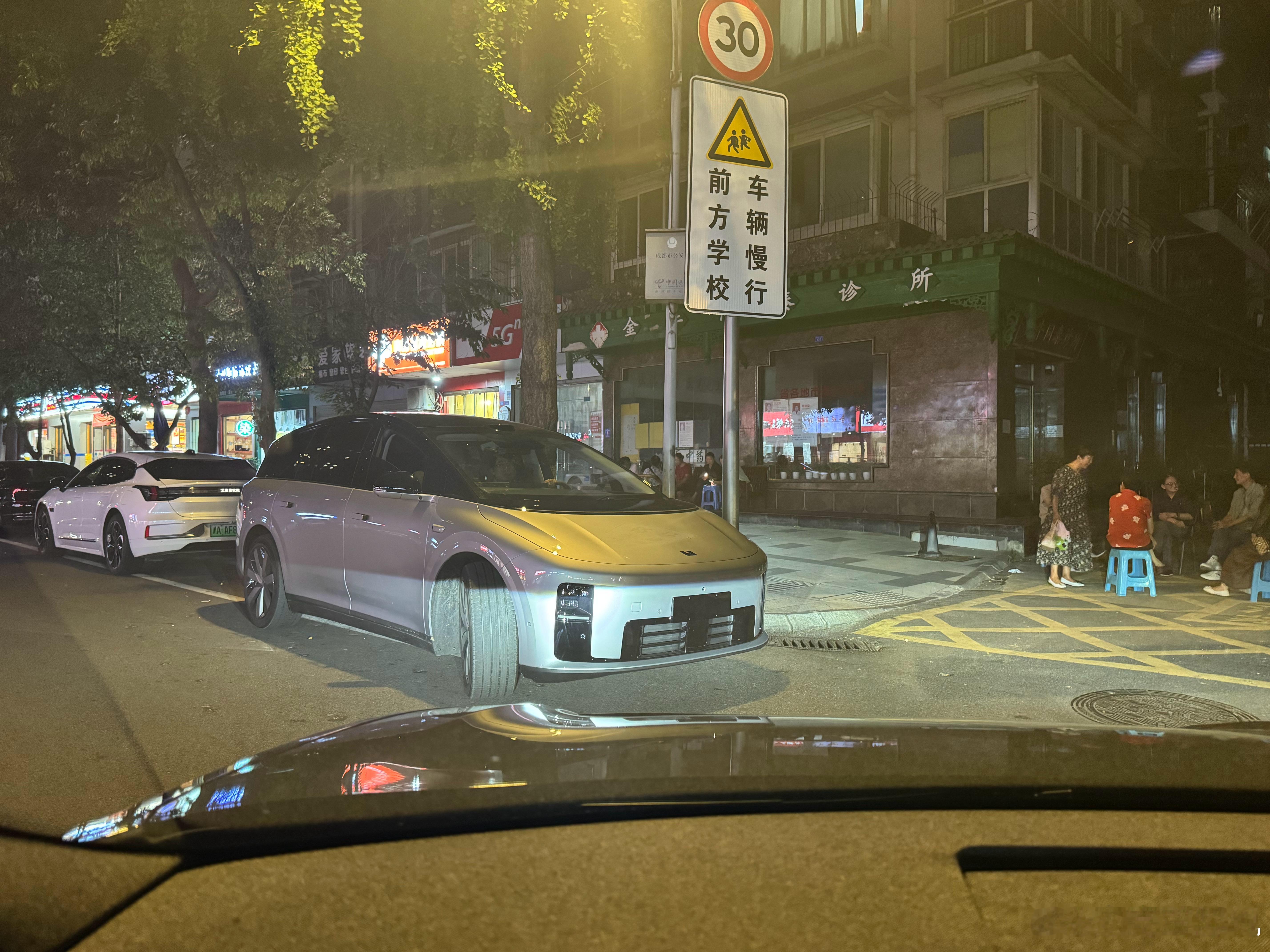 昨晚拍的忘记发了，理想i8在日常道路看上去比极氪001大不少的感觉。​​​