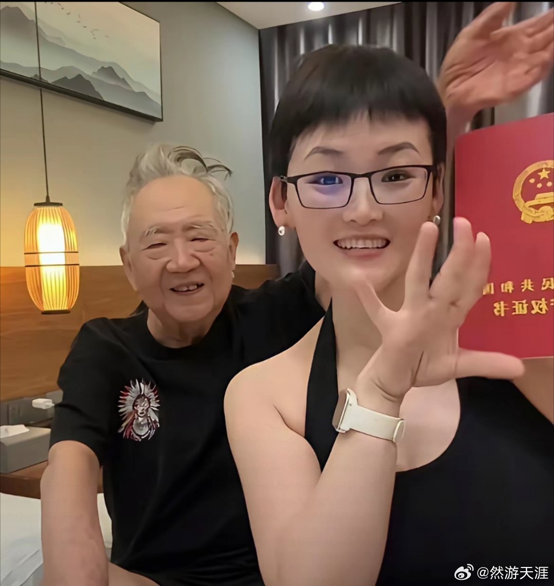 80岁的知名书法家张伯金与小38岁妻子在家中秀恩爱的一幕,女方晒出老公为其
