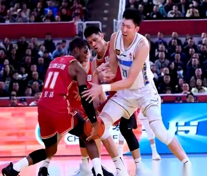 连最基本的背身单打都不会了，你敢信？我说的就是咱们的男篮。这不是某一个人的问