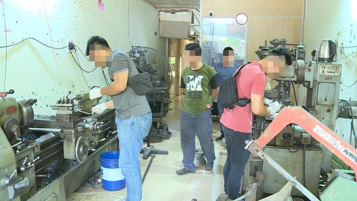 越南海防警方查获的地下武器制造车间加工枪支枪支部件图片来自越南劳动新闻