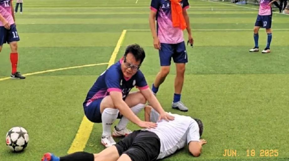 56岁“老男孩”白岩松绿茵场拼抢，意外突发牵动人心！咱熟悉的央视名嘴白岩松老师