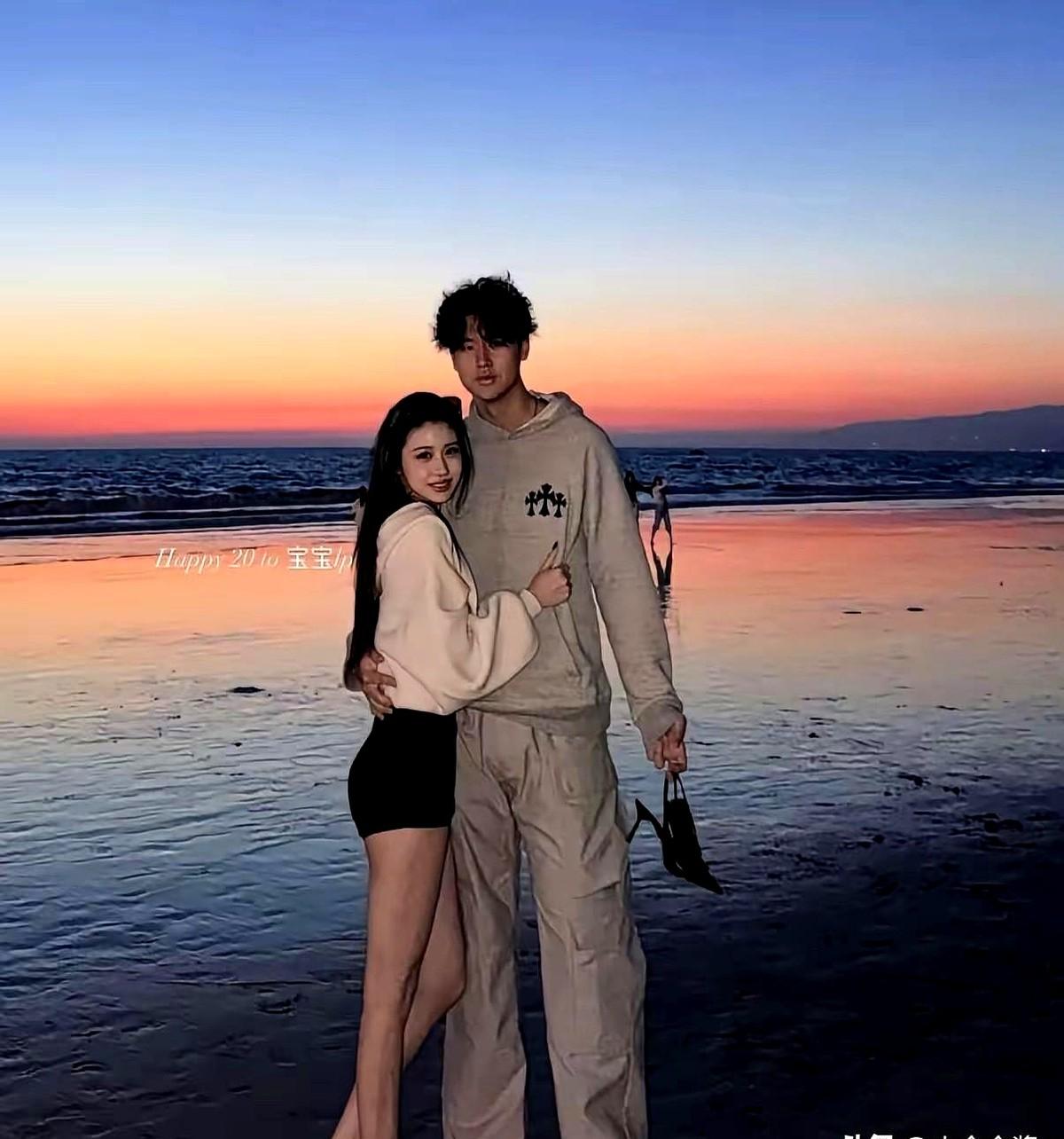 刚刷到汪峰女儿小苹果的事，这小年轻谈恋爱够高调的。她今年20岁，在美国留学，