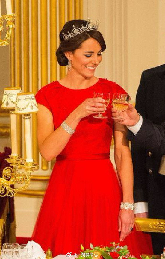 凯特王妃那些年，凯瑟琳王储妃的国宴造型👑自从2011年嫁入王室以来，凯瑟琳