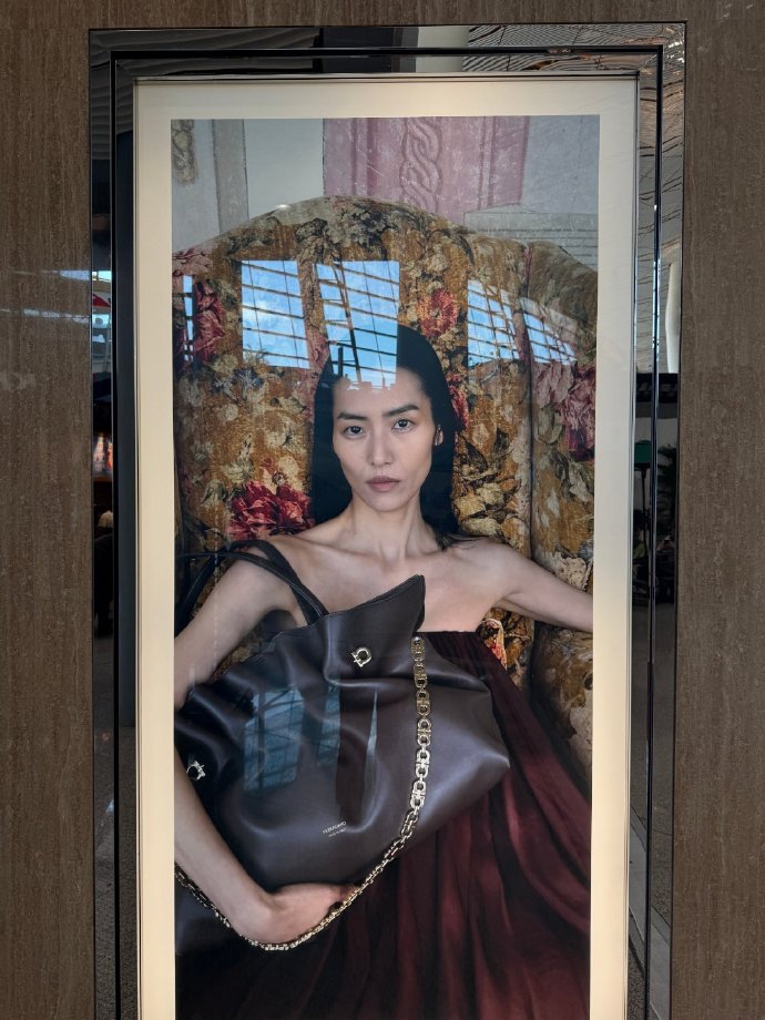 天哪，大表姐刘雯的机场海报好震撼，法令纹泪沟甚至卡粉都没修，不愧是国际超模，太有