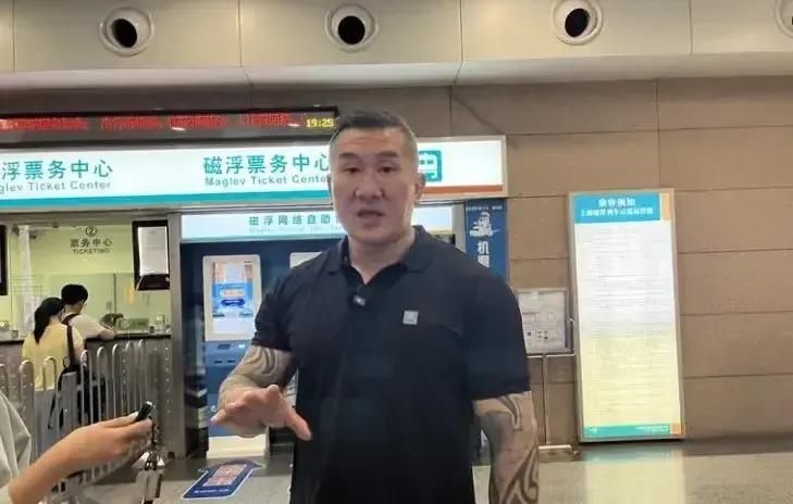 显然，网红馆长陈之翰在大陆的直播影响越来越大，不仅受到大陆网友的欢迎，还在岛内掀