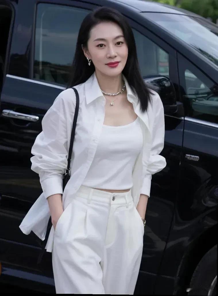 江南是墨色晕染的梦，是烟雨织就的愁，是橹声摇落的诗。