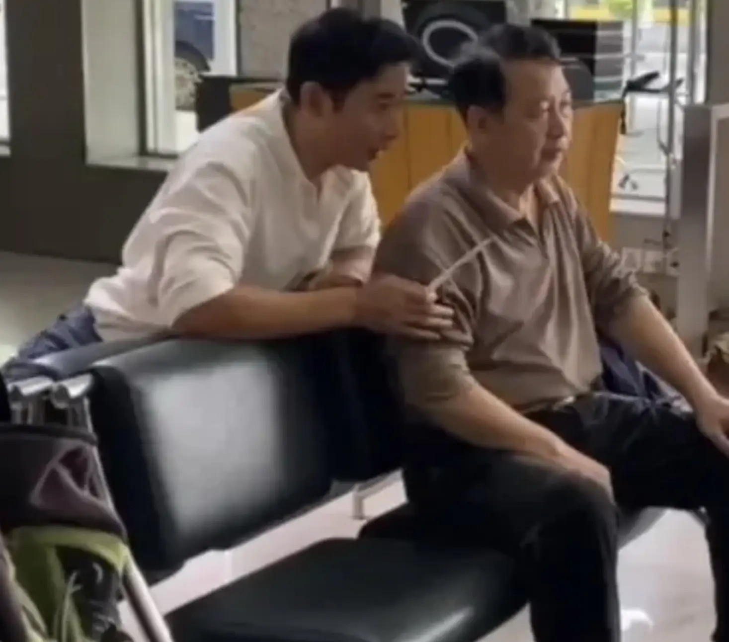 大孝之人！值得尊敬！人家父亲过世，有些人却在恶意揣测人家夫妻离婚……现在的人真的