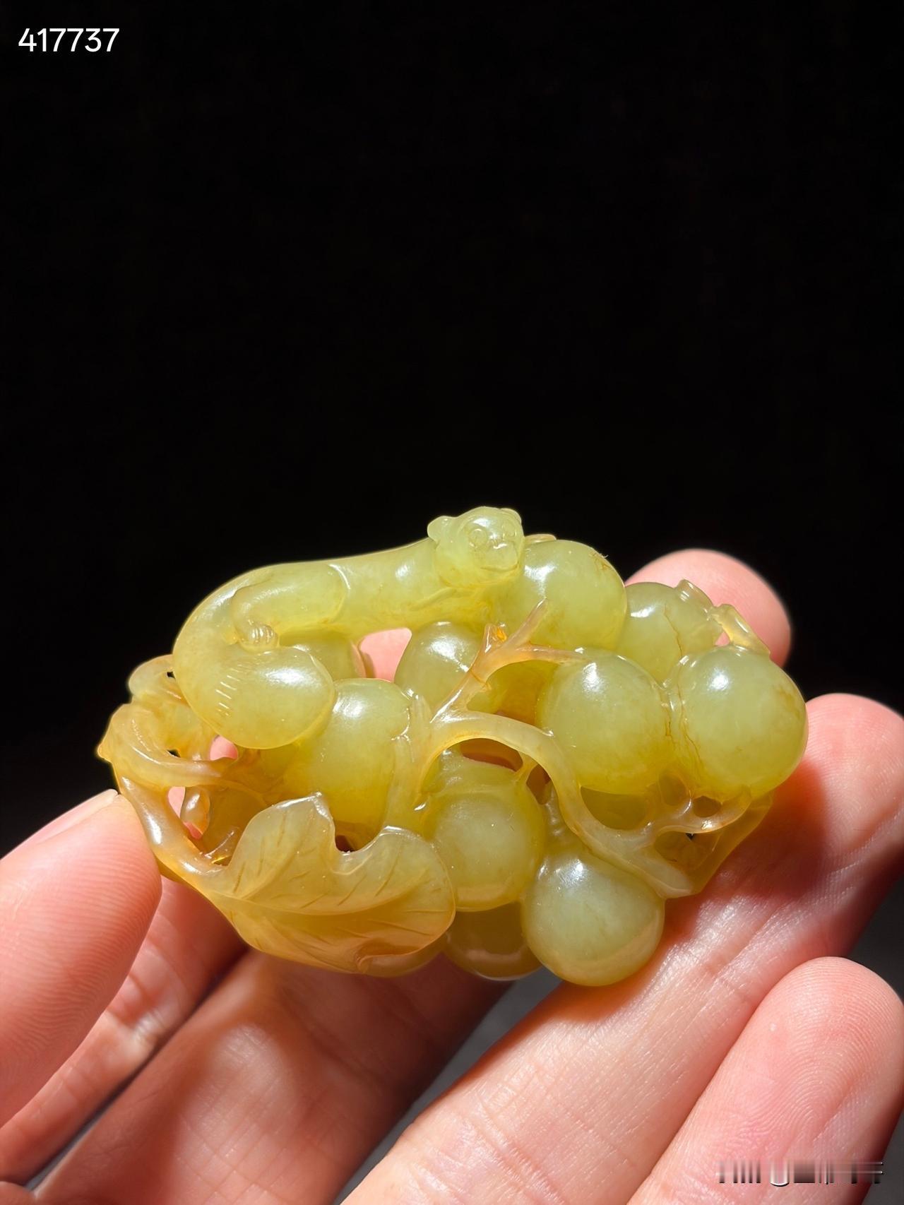 清和田玉黄玉松鼠葡萄雕件尺寸5.5×3.7×2.3厘米，重量45.6克