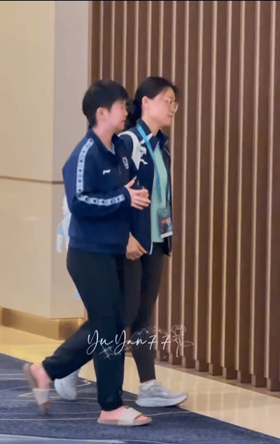 莎莎穿着小拖鞋下楼，和队医小姐姐一起吃饭回来。因为上一次鞋子的原因，不得不穿