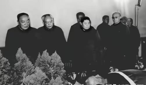 1984年2月5日，共和国开国第一大将粟裕逝世。遗体告别仪式上，中央军委常务副主