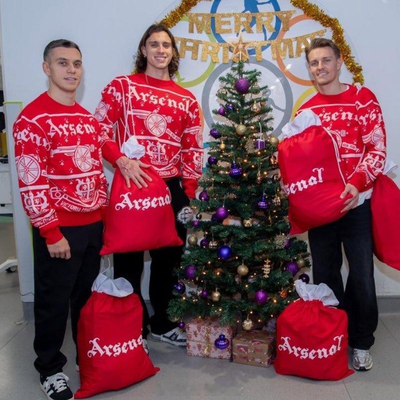 阿森纳球员们前往伦敦两家医院，为孩子们及其家人送上礼物并陪伴共度时光。❤️🎁枪