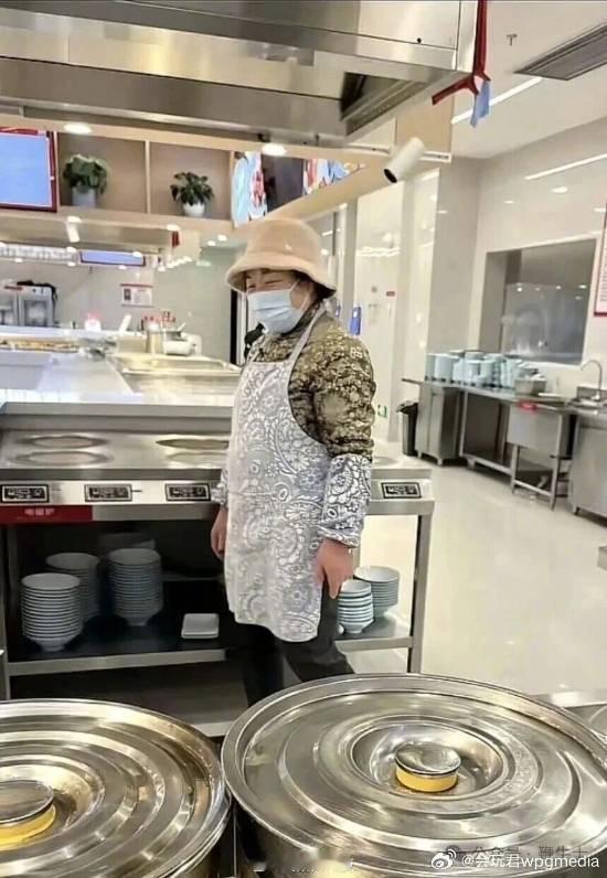 刘强东父母现身京东食堂做饭近日，有网友拍到刘强东父母在京东食堂为员工做饭。照片显