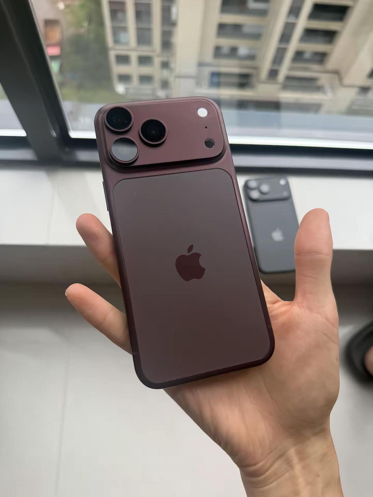 iPhone18ProMax三个。颜色你们会买哪一个我怎么感觉还是银白