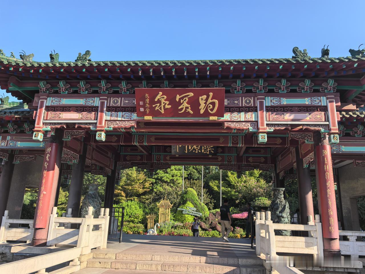 我们住的酒店就在趵突泉泺源门（南门）的马路对面，步行仅仅三分钟便可抵达景区入口。