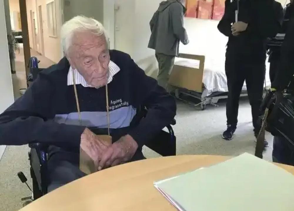 活得太久是什么感觉？2018年，一位104岁的科学家在椅子上接受安乐死。药物注入
